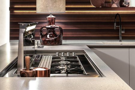 Dettaglio dei fornelli e del lavello della cucina moderna in stile toscano e senza maniglie E0, realizzata su misura in Italia.