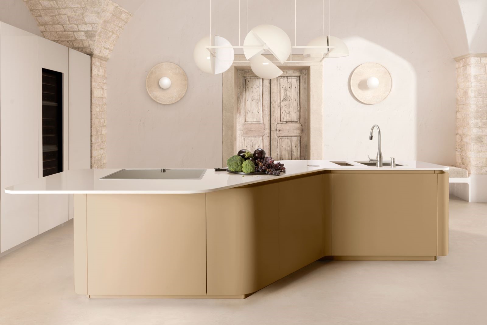 Cucina particolare dallo stile toscano, con il modello Evoluzione, caratterizzato da un design senza maniglie e un'isola centrale con un piano di lavoro chiaro.