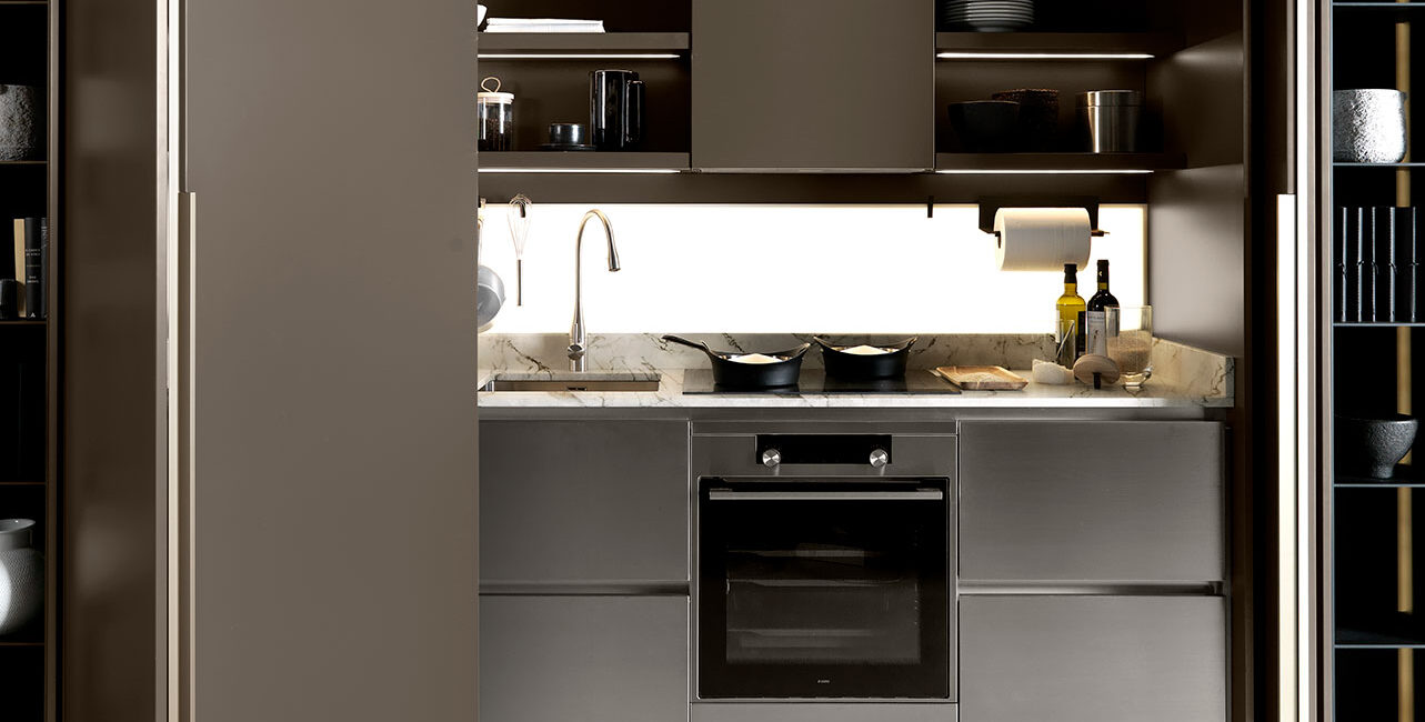 Evoluzione, la cucina moderna con gola a scomparsa, caratterizzata da piani di lavoro in alluminio di design.