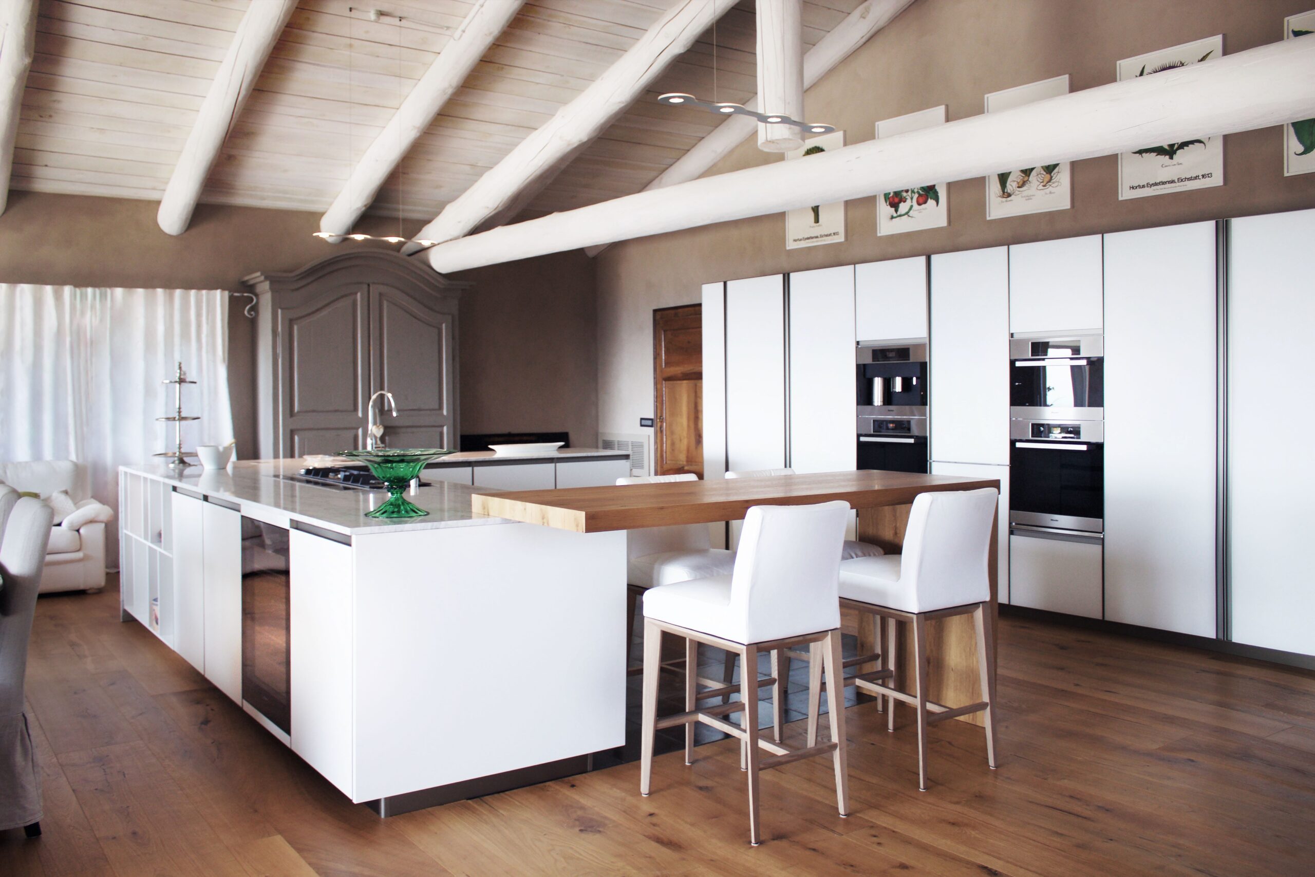 La cucina moderna artigianale Unika, in versione bianca e con dettagli in legno.