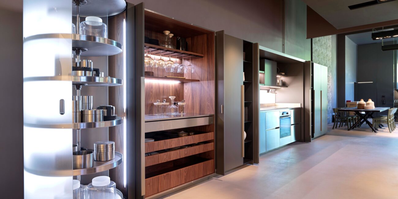 Cucina a parete in legno e alluminio elegante e moderna dai toni scuri