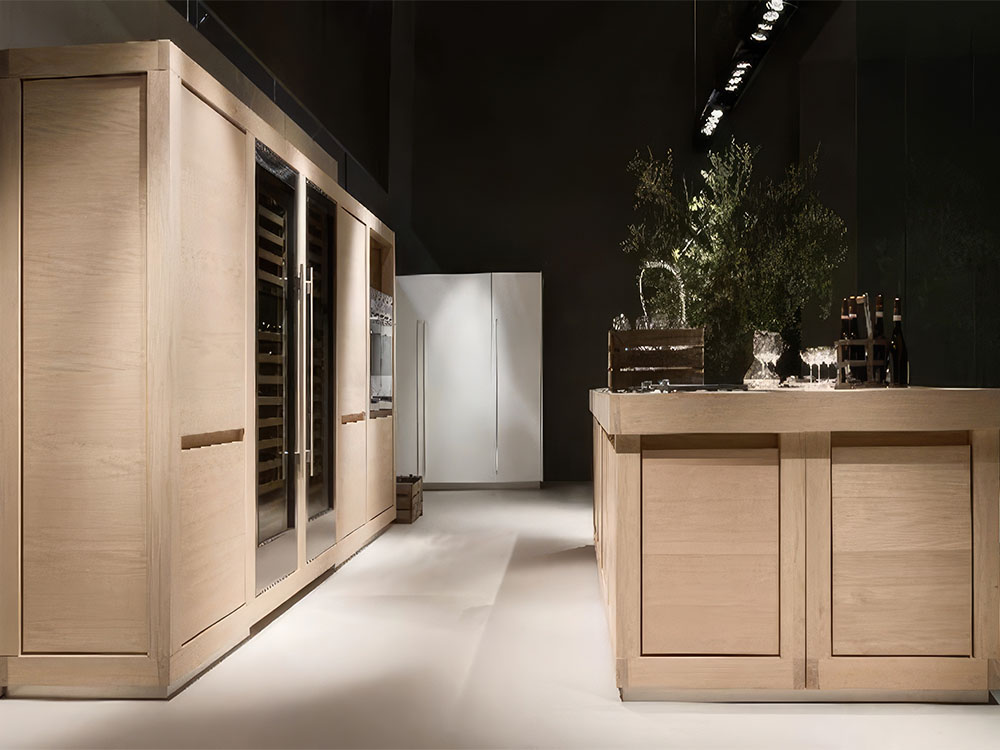 cucina wood di design in legno chiaro senza maniglie composta da armadio e isola con piano cottura