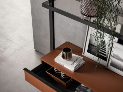 Dettaglio del mobile della cucina artigianale moderna con maniglie, E1.