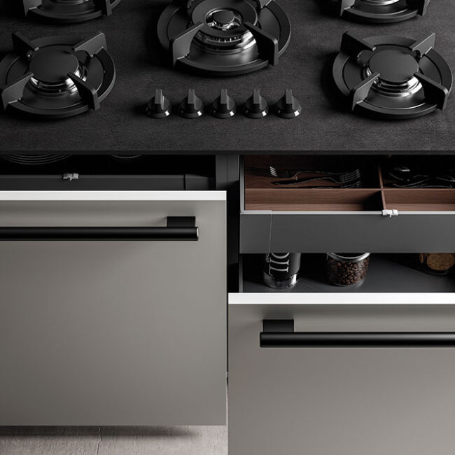 Dettaglio dell'apertura dei cassetti della cucina con maniglie moderna E1.