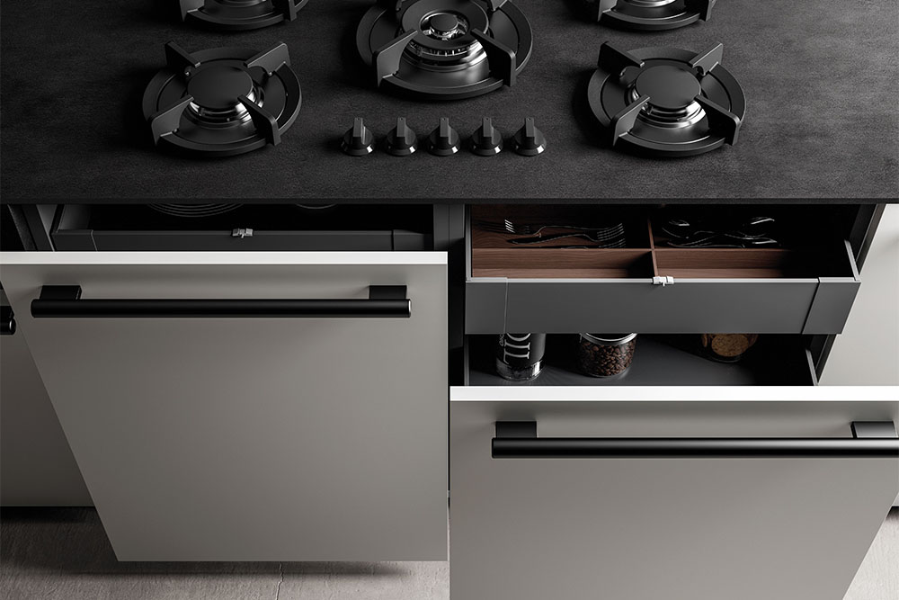 Dettaglio dell'apertura dei cassetti della cucina con maniglie moderna E1.