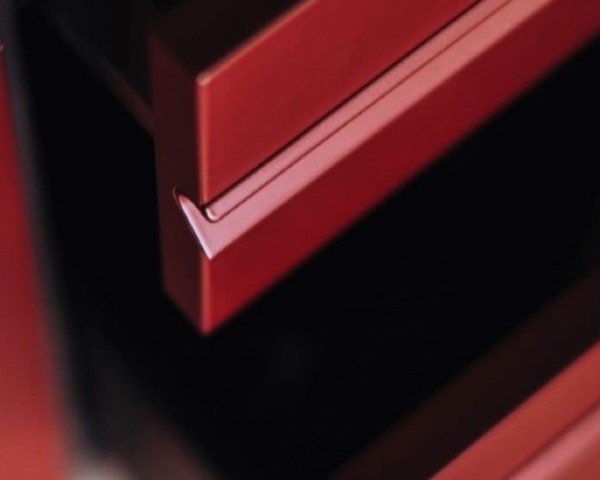 angolo di un cassetto da cucina modello sintesi rosso senza maniglia
