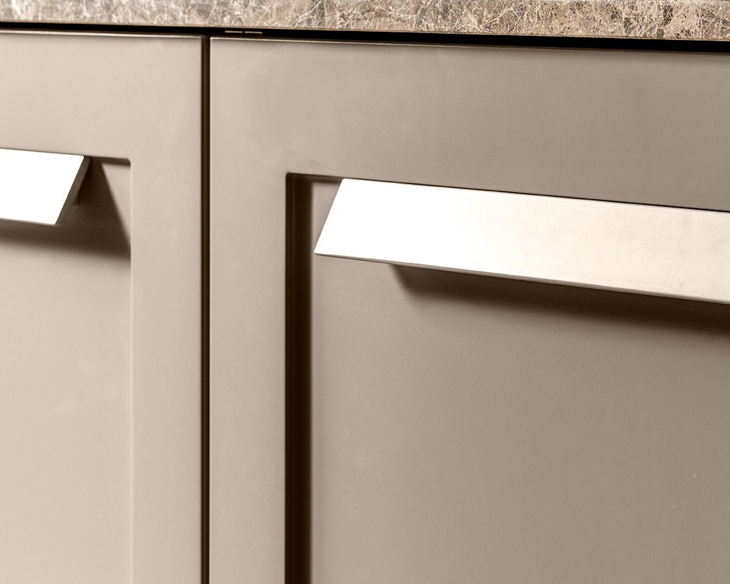 maniglia della cucina di effeti modello impornta in legno lucido