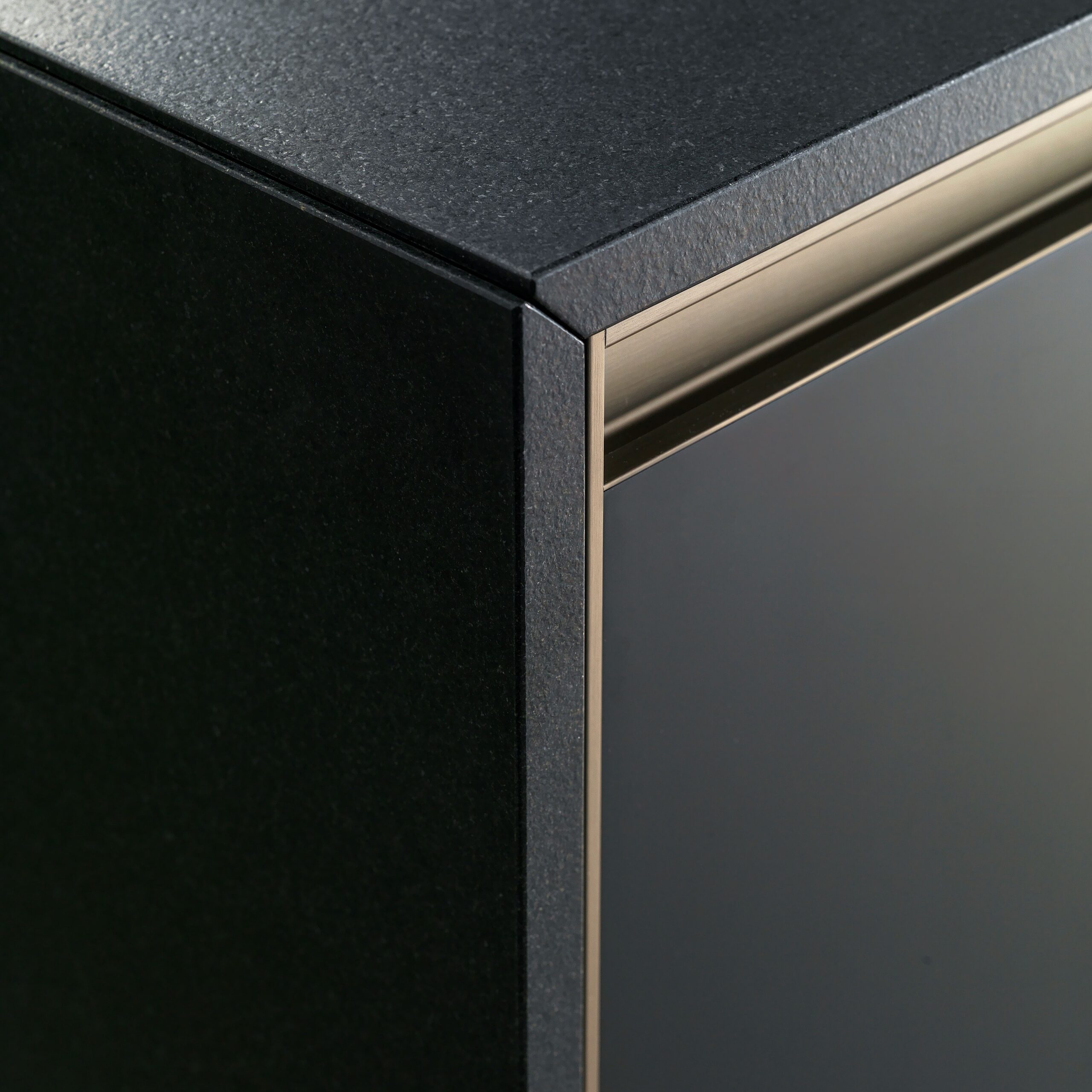 Spigolo della cucina Unika, una cucina di design con maniglie.