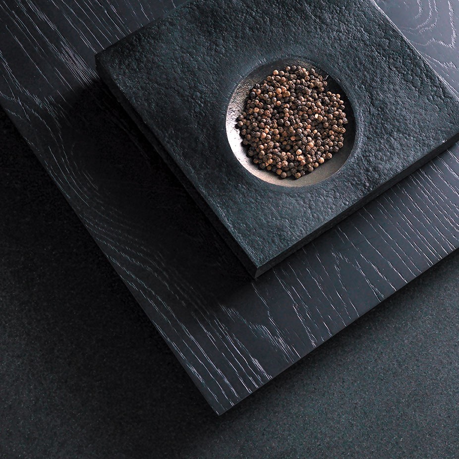 Dettaglio di un pannello di Unika, la cucina su misura moderna con maniglia.