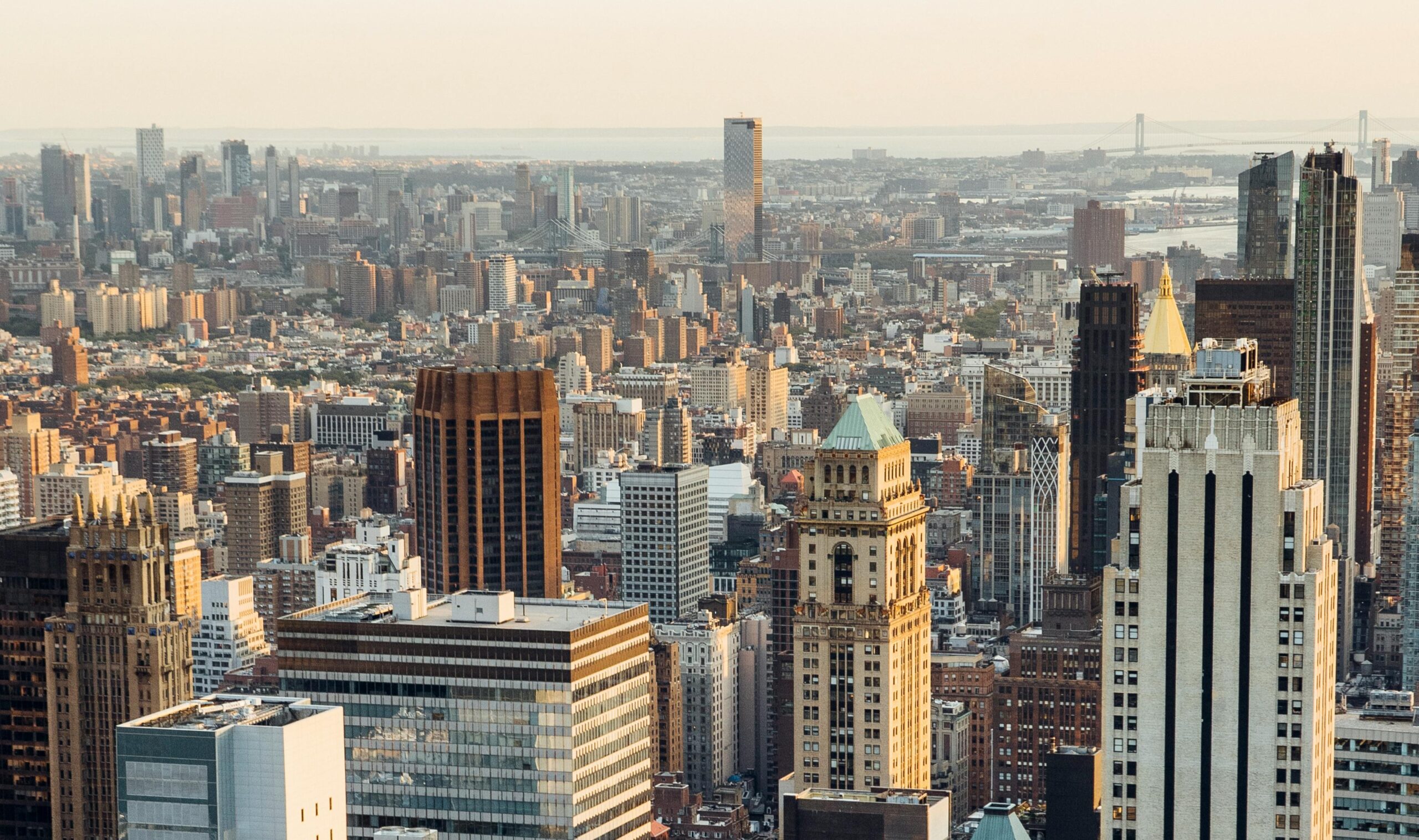 Vista panoramica di una città con grattacieli.
