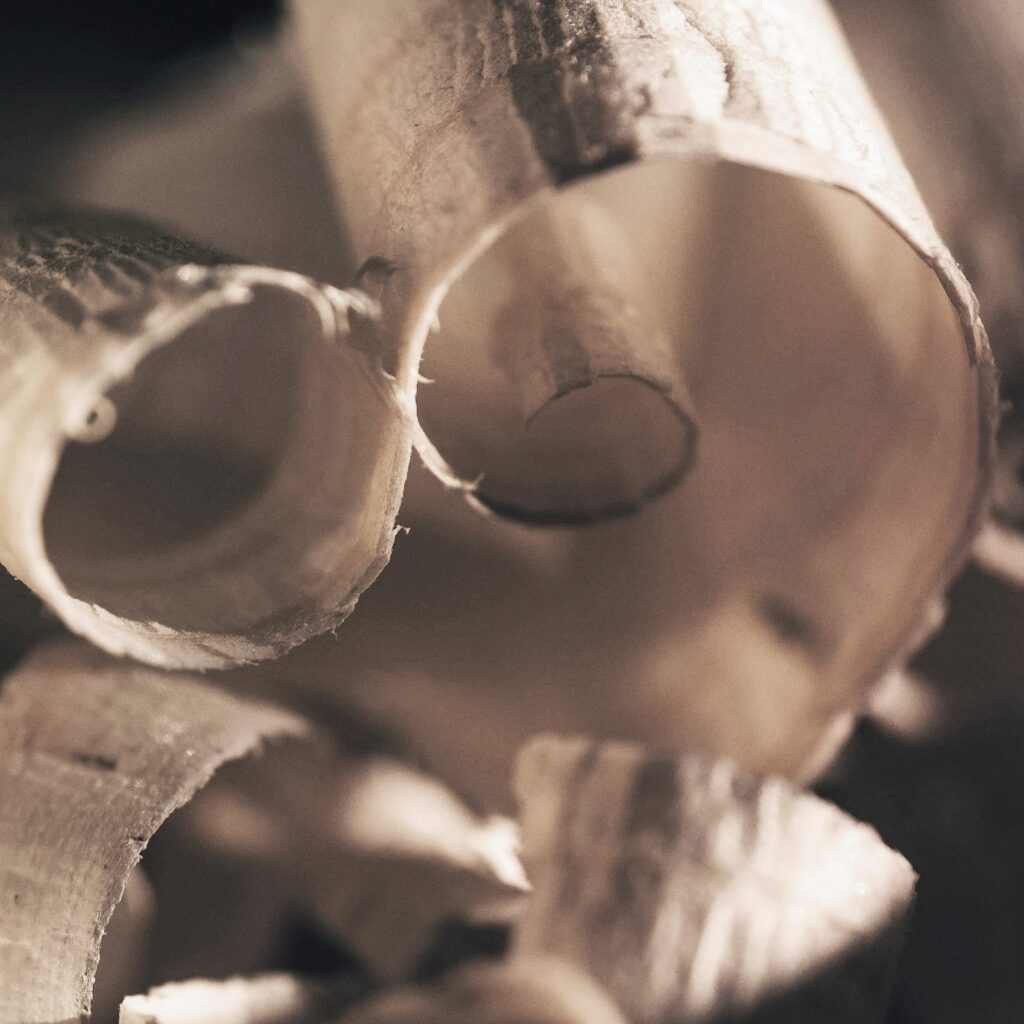 Vista da vicino di un truciolo di legno, materiale usato per le cucine artigianali moderne di Effeti.