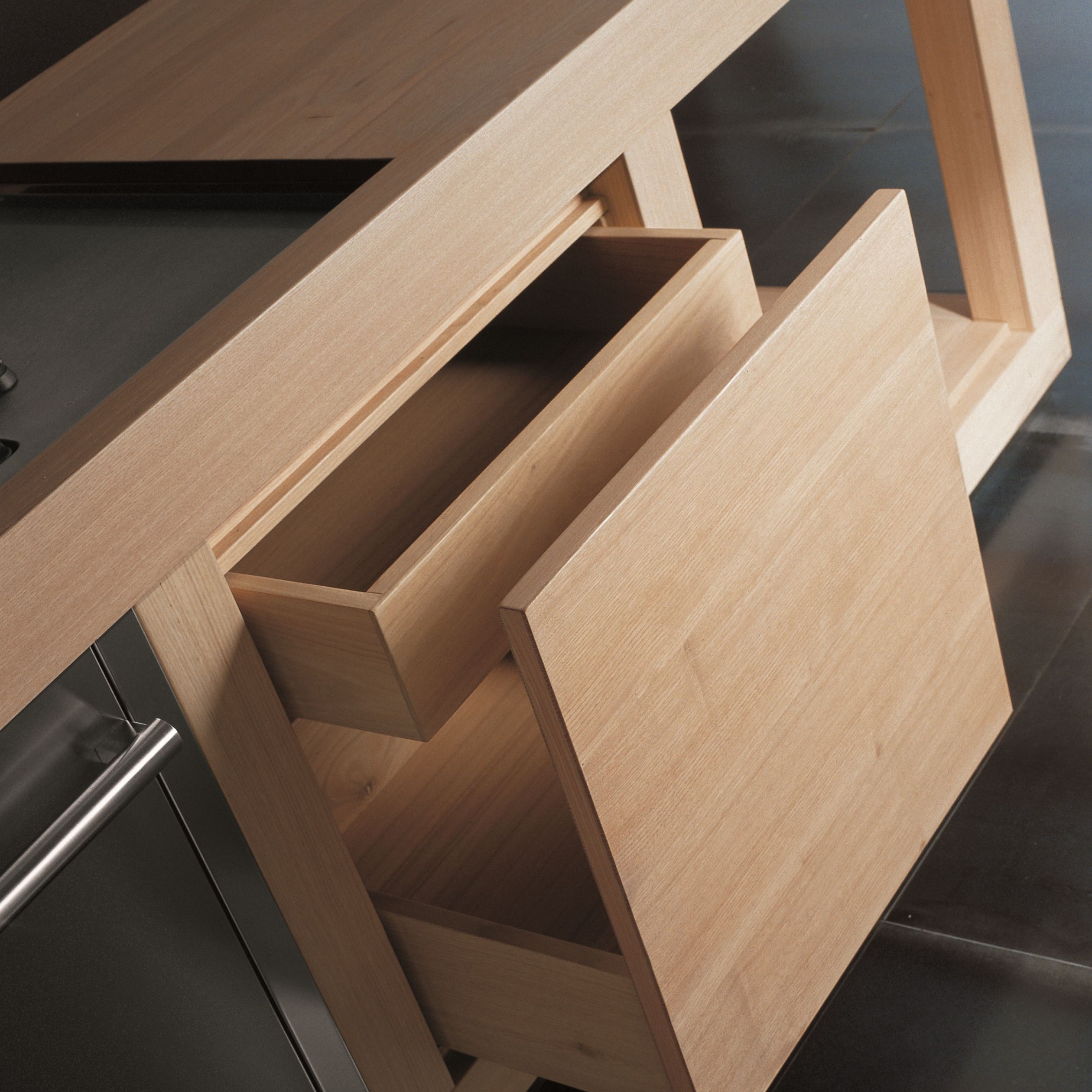 cucina wood con dettaglio sulla cassettiera aperta a forma quadrata