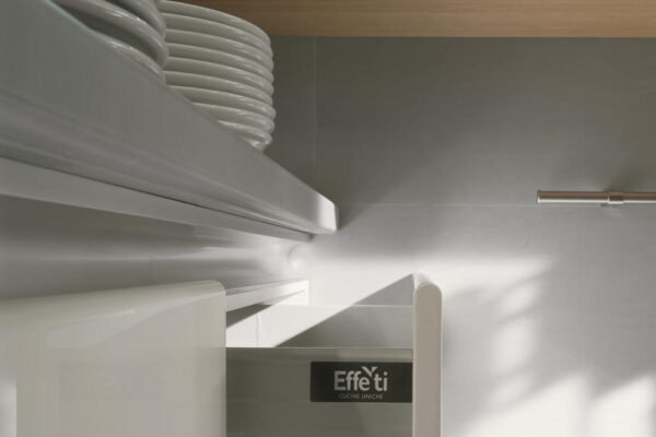 visione laterale di una cucina effeti moderna con gola bianca