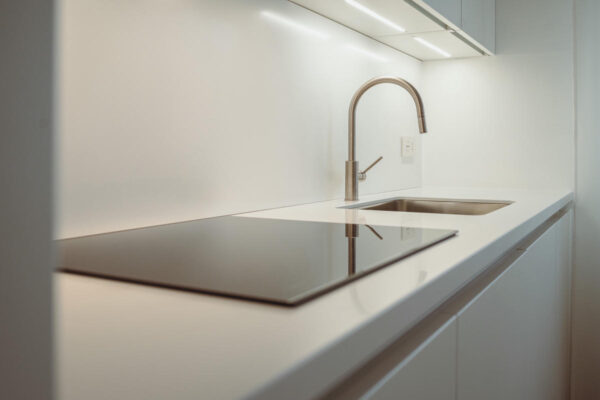 lavabo e piano cottura della cucina Evoluzione con gola luminosa e di colore bianco