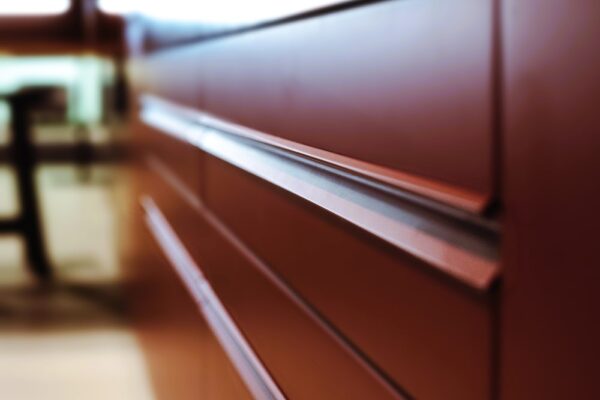 focus su un cassetto da cucina con gola rosso in stile toscano made in italy