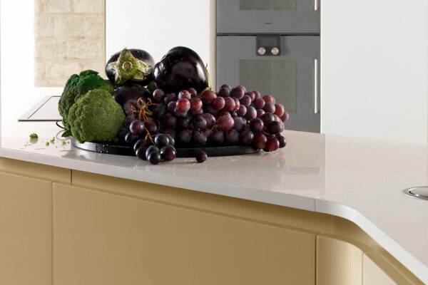 dettaglio sul banco della cucina di effeti modello luce su cui è appoggiato un cesto di frutta e verdura