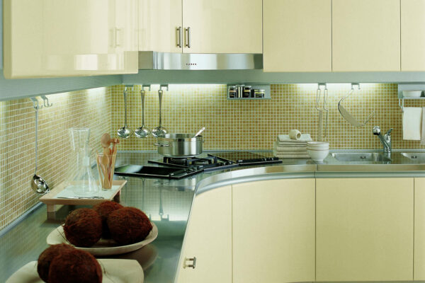 cucina di design con gola angolare in stile toscano e su misura