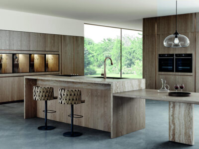 cucina di design senza maniglia modello sintesi interamente realizzata in legno con isola in cui è incassato un tavolo da pranzo