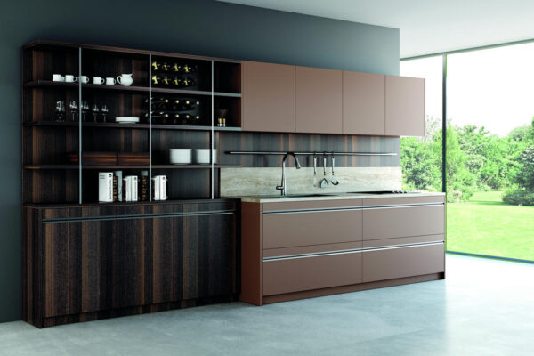 cucina personalizzata in legno e marmo a muro con gola, arredata in stile moderno e sofisticato