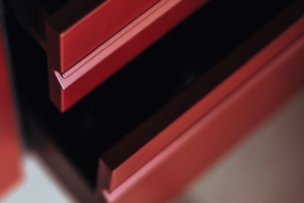 dettaglio di un cassetto della cucina modello sintesi di effetti aperto di colore rosso
