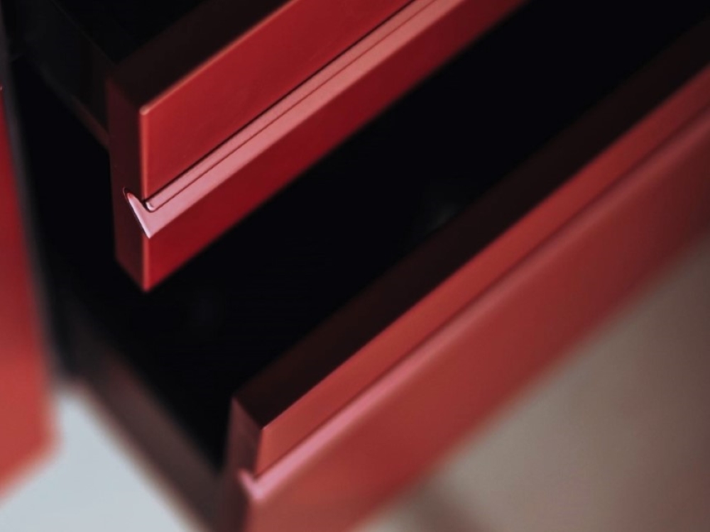 dettaglio di un cassetto della cucina modello sintesi di effetti aperto di colore rosso