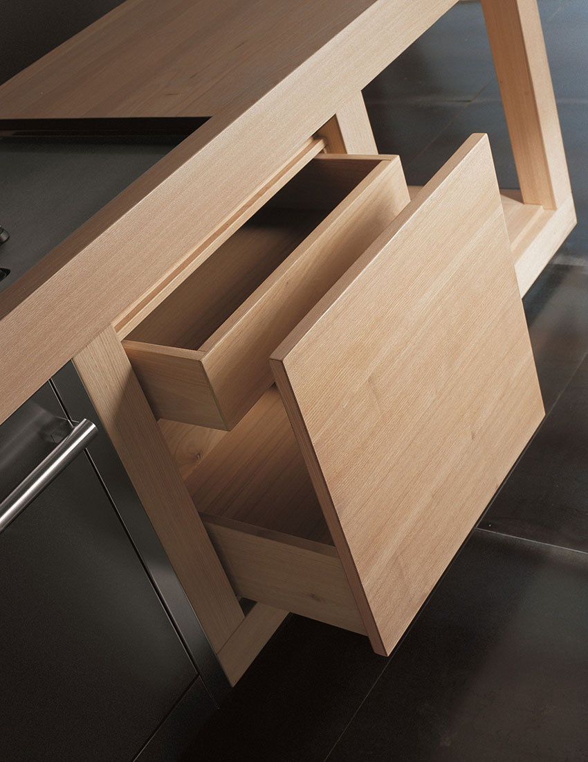 Focus di un cassetto aperto in legno della cucina senza maniglie di Effeti