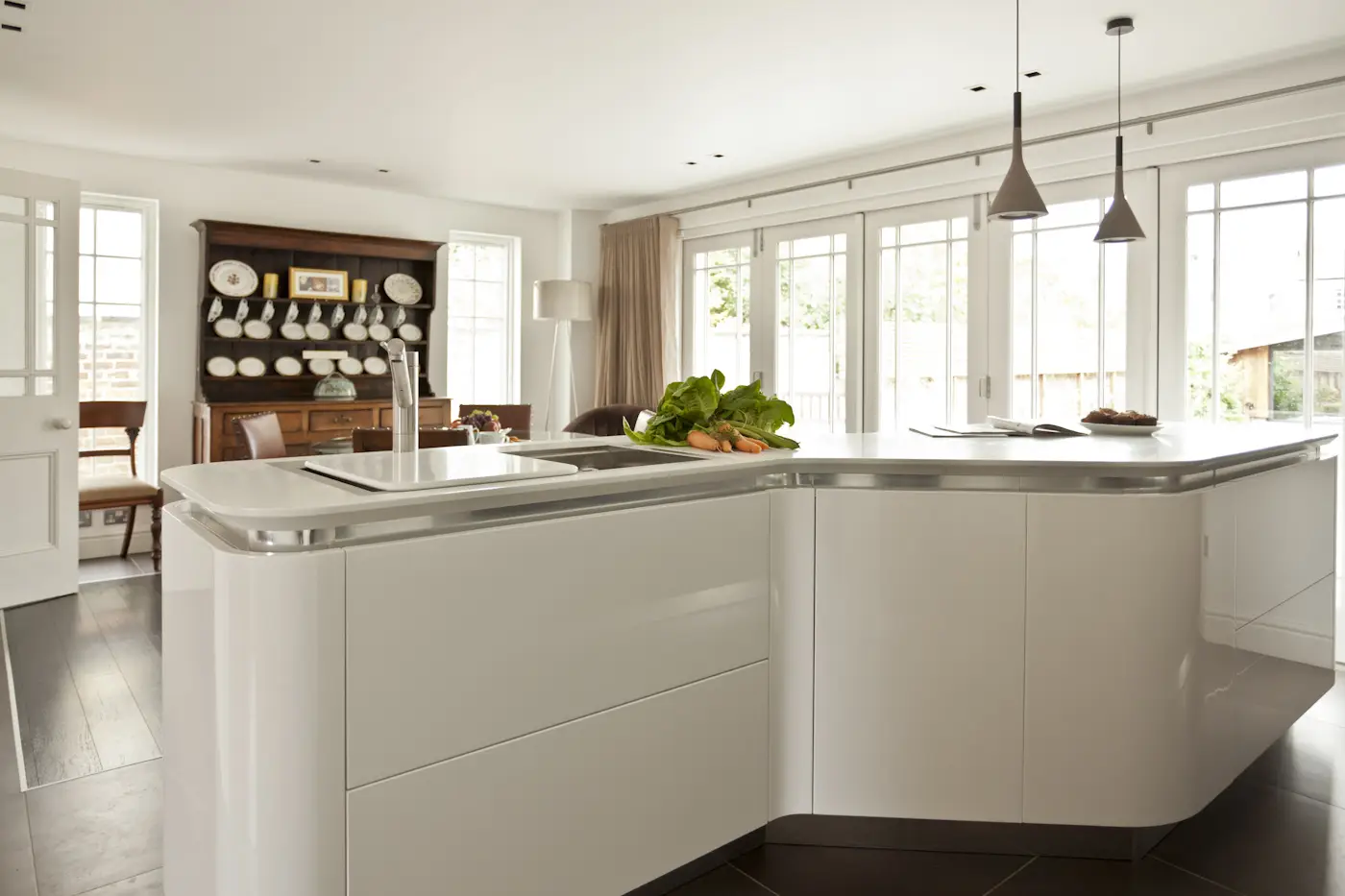 Cucina Effeti Sinuosa con finitura laccata lucida bianca