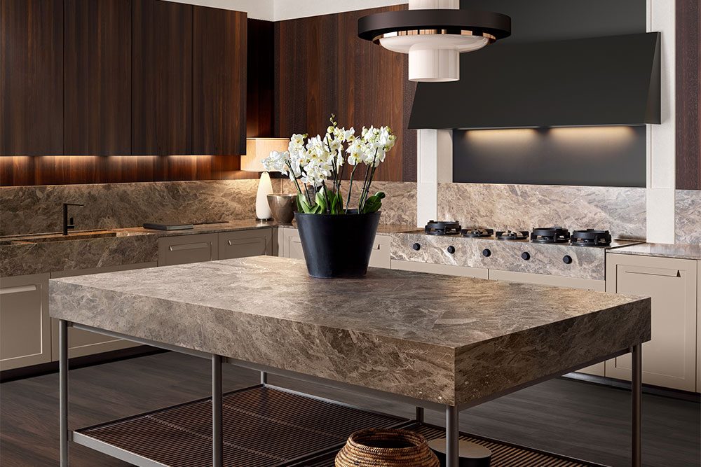 cucina classica ed elegante in marmo e legno con isola modello impronta con maniglie