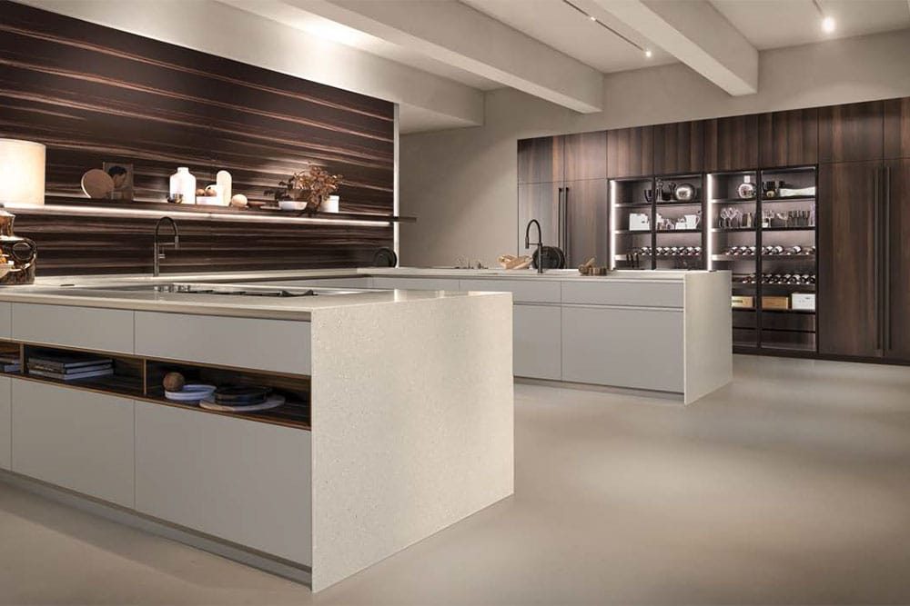 cucina a C moderna senza maniglie dai colori caldi in stile toscano