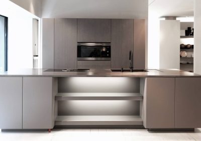 Cucina da sogno moderna in stile toscano, con armadi in legno grigio chiaro e scuro.